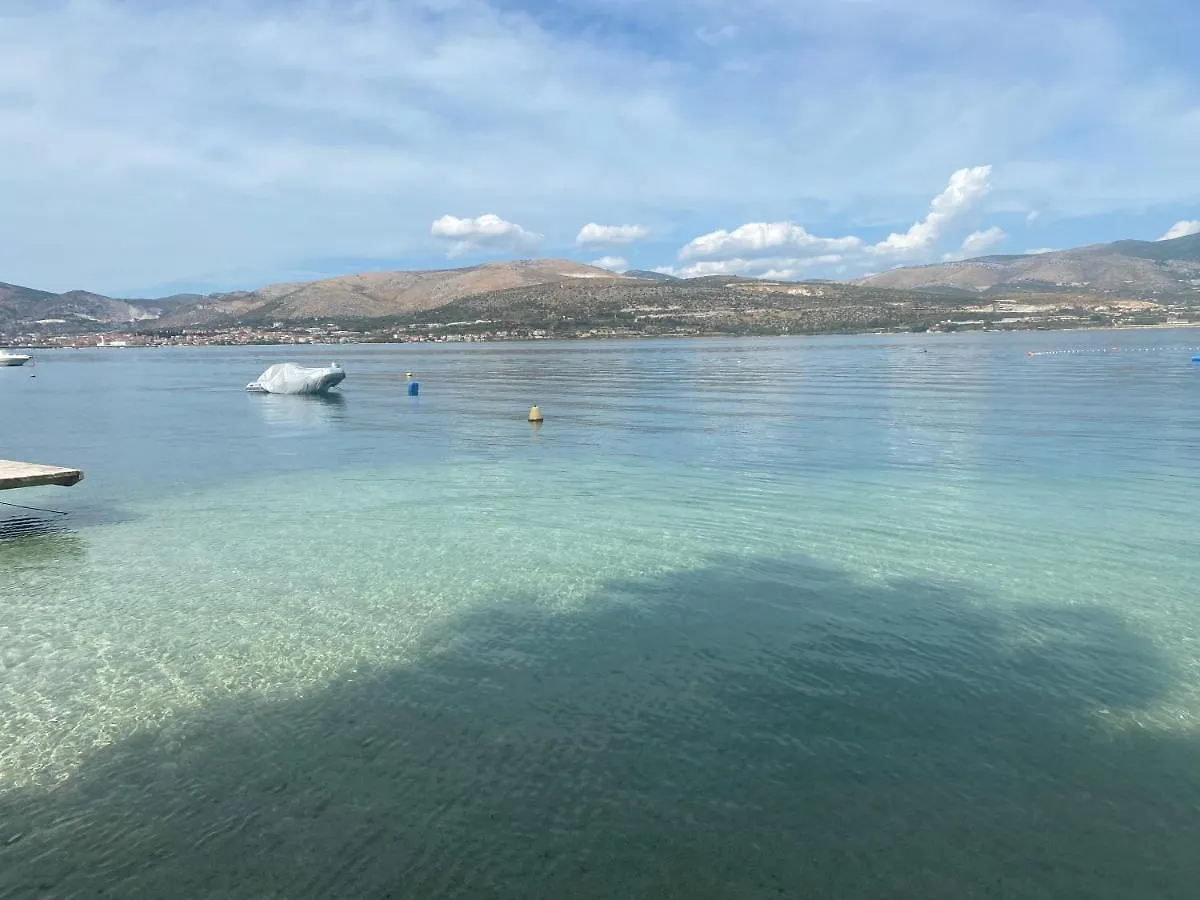 Apartment Denis Trogir 0*,