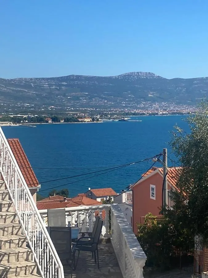 Apartment Denis Trogir 0*,